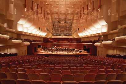 San Francisco’s Davies Symphony Hall minimizes parallel surfaces to eliminate standing waves. The stage is surrounded by wooden lattice diffusors and adjustable overhead Lucite reflectors. Diffusors are installed on the ceiling, side walls and balcony fronts to break up sound waves and minimize slap reflections, and absorptive fabric panels can be moved to tweak reverberation time.