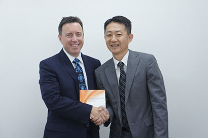 From left, Point Source Audio president James Lamb and Otaritec managing director Satoshi Nishihara.