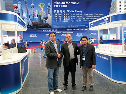 From left, Jerico Fernando, VP of sales and operations and marketing director of JB Music; Bardy Hayes; and Randy Ascuncion, JB Music pro audio sales manager.