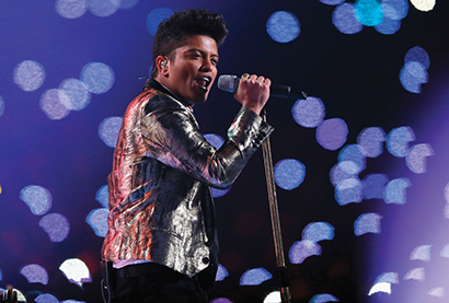 Bruno Mars with a Sennheiser SKM 5200 transmitter fitted with an MD 5235 capsule. Photo by Kevin C. Cox/Getty Images.