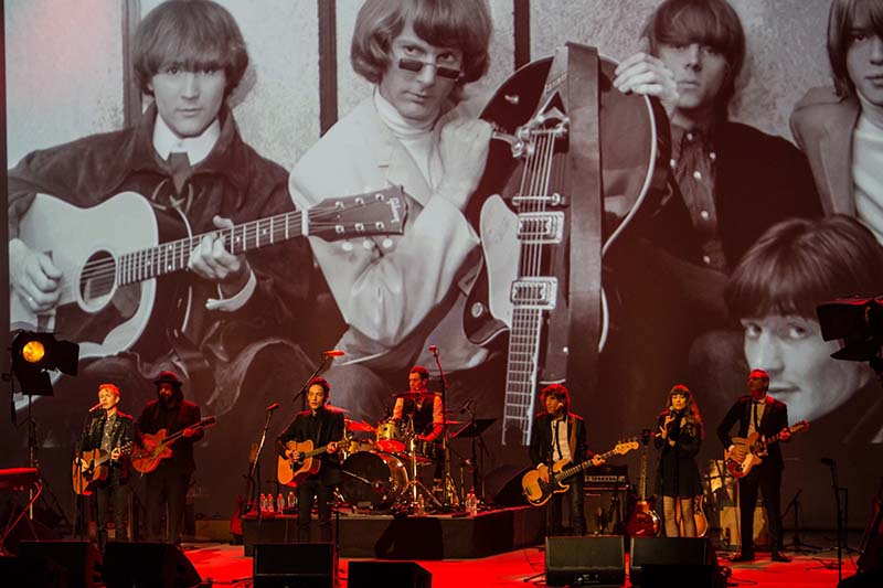 Beck joins the band for a cover of the Byrd's 'Going Back.'