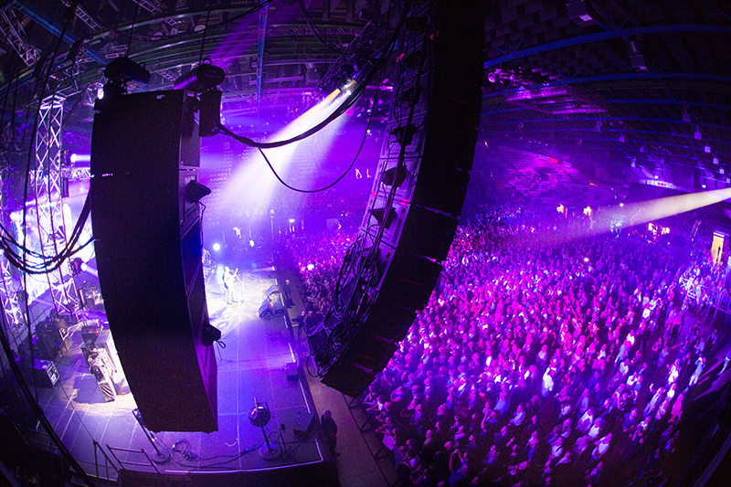 Dave Matthews Band 2015 European tour photo by Rene Huemer. Pro Media UltraSound worked with Denmark-based Victory Tour Production to provide the Meyer Sound LEO-M speaker system.