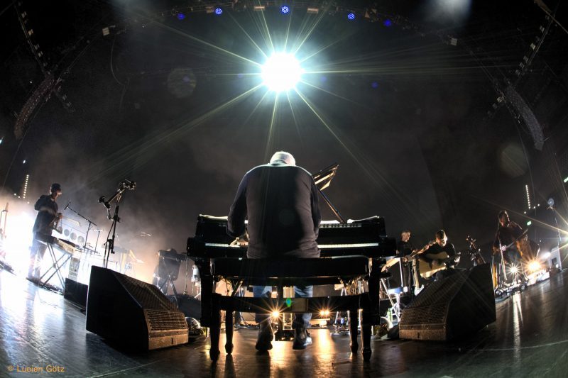 Celebrated Italian classically influenced composer Ludovico Einaudi on tour in Germany with an L-Acoustics system supplied by satis&fy (c) Lucien Götz)