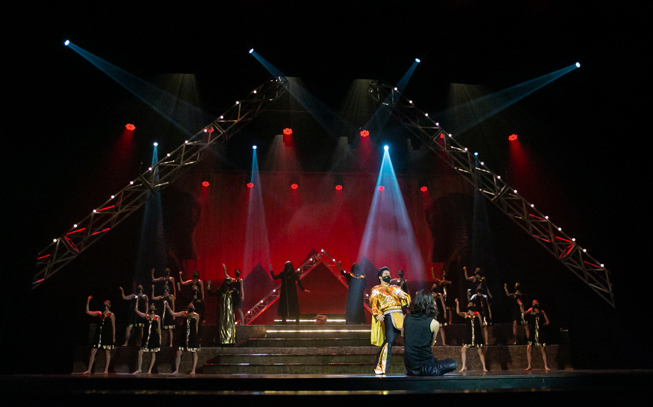 The DreamSystec and Klausys-designed system at the 700-seat Seoul Foreign School’s Mainstage Theatre has L/R arrays of three L-Acoustics A10i Focus and one A10i Wide, topped by a KS21i subwoofer per side. The center array comprises one A10i Focus and two A10i Wide.